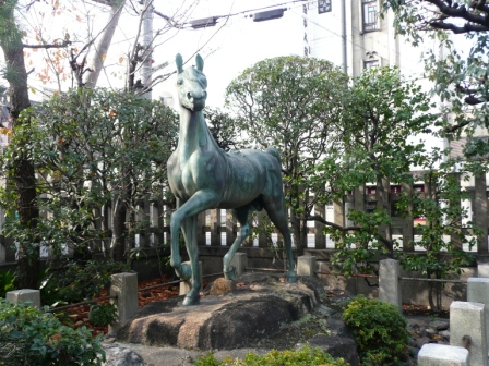 満足稲荷神社の馬