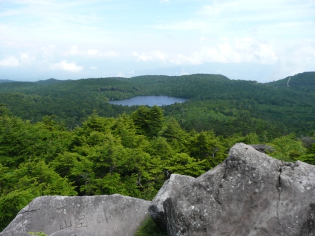 ３　高見石からの白駒池の眺望