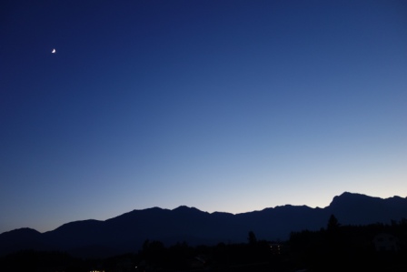 ”夕暮　山の稜線と月"