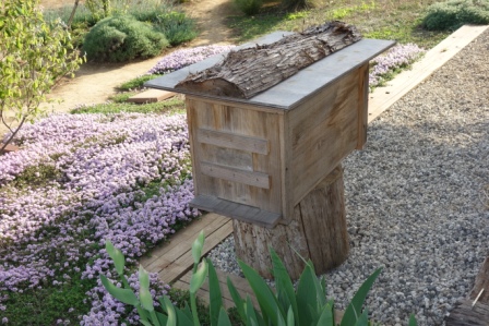 いただいた手製の蜜蜂の巣箱