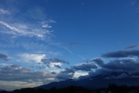 １　南アルプスに懸かる夕方の雲