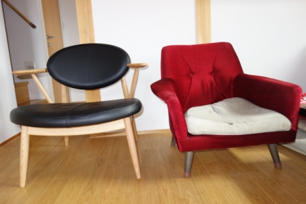 椅子の買換え　購入した黒の椅子と廃棄する赤の椅子