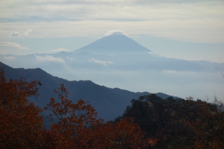 ４　笠雲を被った富士山　約束の丘より