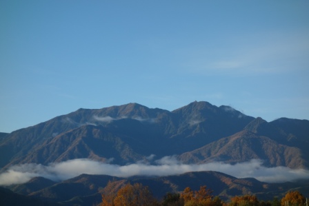 今朝、雲を抱く鳳凰三山