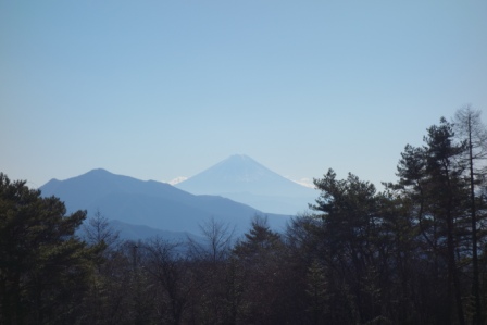 茅が岳と富士山　県立八ヶ岳ふれあいセンターより