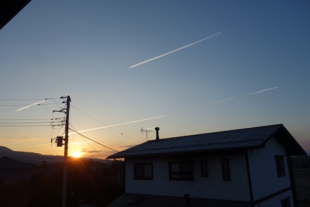 7：20　飛行機雲と朝焼け