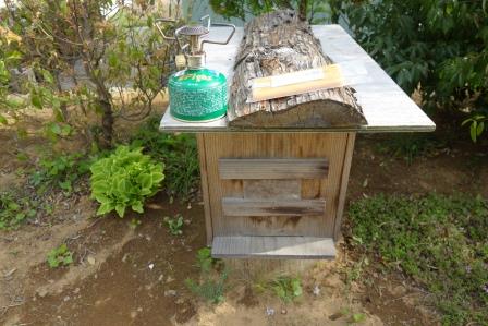 蜜蜂の巣箱、蜜蝋、山用携帯コンロ