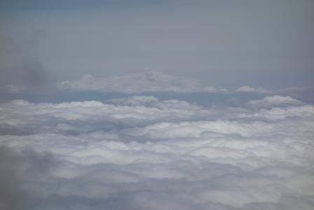 12:08　山頂より　真中、少し上の山のようになった雲海が富士山