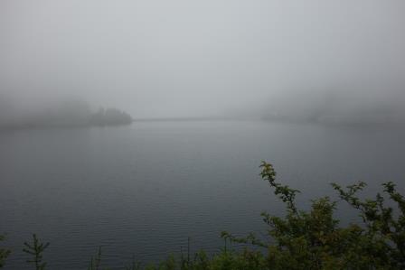 9:26　霧の中のダム湖と堰堤