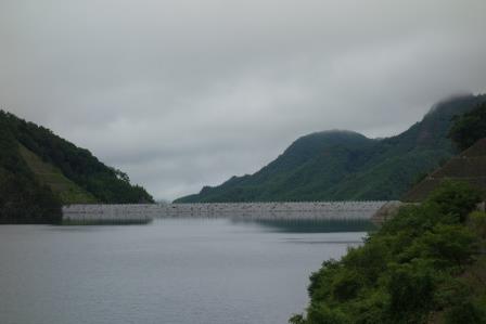 10:44　霧が晴れて、ダム湖と堰堤の眺望