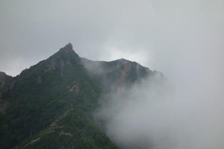 12:07　雲の流れの合間に見えた権現岳