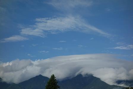 朝７時、雲に覆われた南アルプス