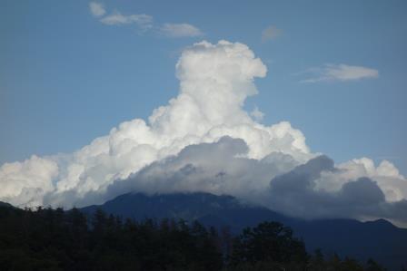 15:31　オマケ　家に帰ったら茅が岳に帽子のような雲