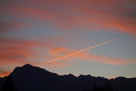 昨日　久し振りの夕焼けに飛行機雲