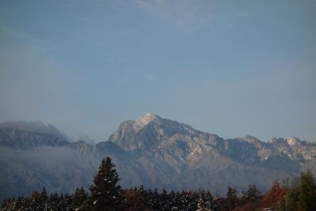 朝7時　快晴　雪を抱く甲斐駒ケ岳