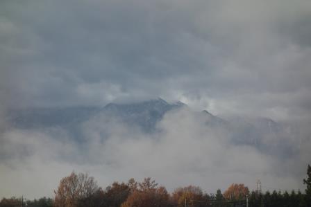 朝、下から靄が沸き立つ鳳凰三山