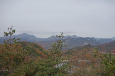 11:40　白山の尾根道から　茅が岳、曲岳、千代田湖