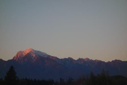 昨朝6:40　朝焼けに映えて、ピンクに染まる甲斐駒ケ岳