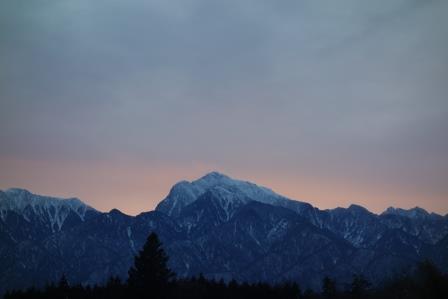 17:24　日没後、ピンクに染まる空と甲斐駒ケ岳