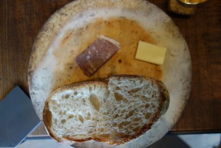 ジビエのパテとバターが添えられたパン
