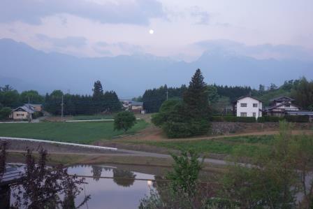 朝4:50　空と田に白い月