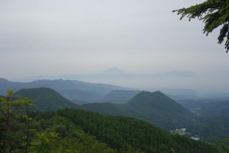 9:47　曲岳より　下は曇りで、雲海に浮かぶ富士