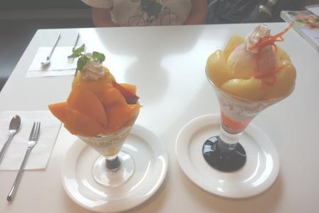新宿高野フルーツパーラー　左：マンゴのパフェ　右：桃のパフェ