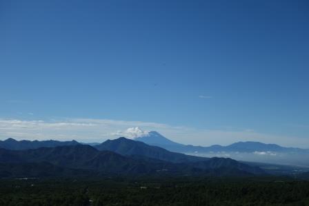 8:10　美し森展望台への木道より　左端から、飯盛山、曲岳、茅が岳、富士山、櫛形山