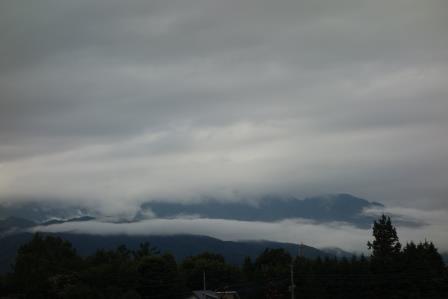 朝方、雲に覆われた南アルプス