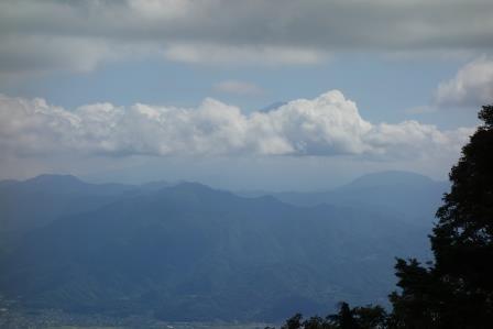 12:20　見晴らし台より　雲の合間に富士山
