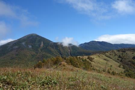 11:40　やっとガスが晴れてきた　左：蓼科山、右：北横岳