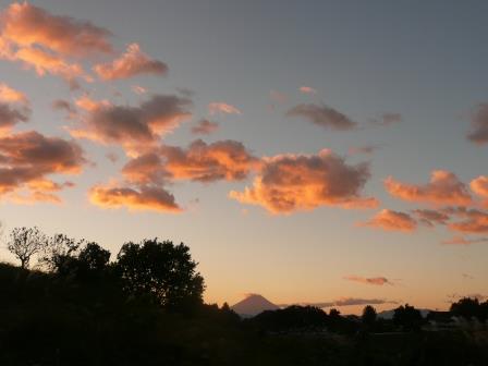 朝6時10分　朝焼けの富士山