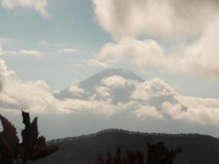 11:00　雲のはざまから顔を出した富士山