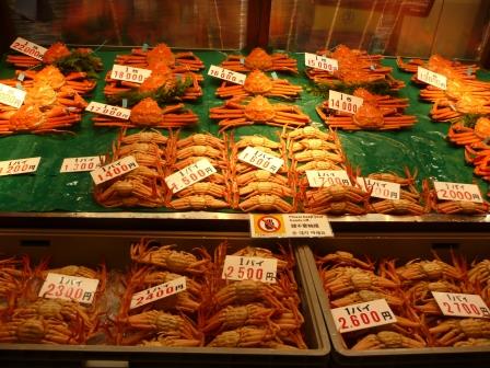 9:50　近江町市場　表向きが雄の加能蟹（ズワイ蟹）、裏向きが６日に解禁となった雌の香箱蟹