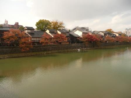 10:40　ひがし茶屋街の横を流れる浅野川