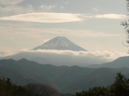 10:00　蛾ヶ岳（1279ｍ）山頂到着　富士山