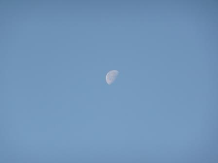 ９日朝　南アルプスの空に白い月