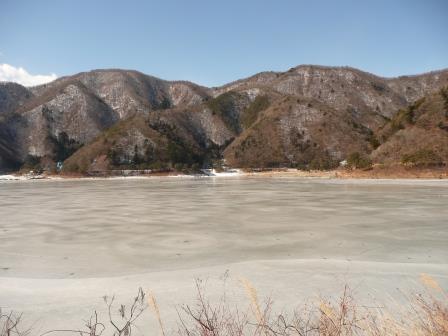 １１時、氷の張った精進湖畔で一休憩