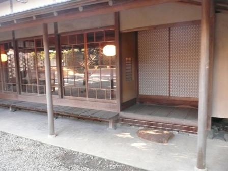 １５時　庭の散策　レストランのある日本家屋
