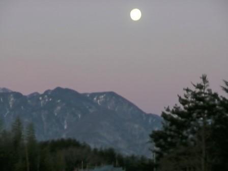 朝6時、南アルプスにかかる白い月