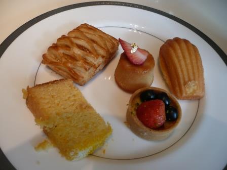 7時50分　ホテル　カフェ アン ドゥ トロワ　朝食　パンと小ぶりのケーキ