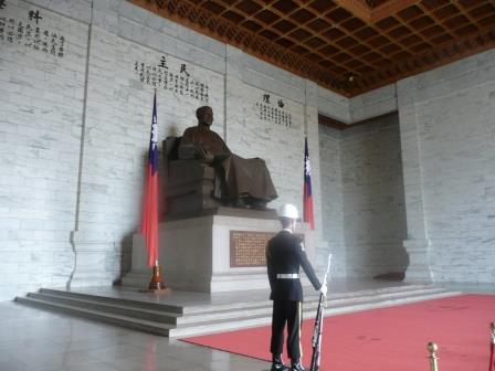 14時00分　蒋介石の銅像と衛兵