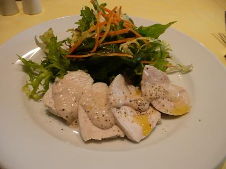 13:40　昭和町　カパンナ　蒸し鶏とサラダ