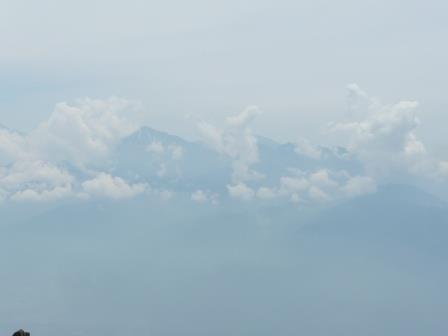 13:10　山頂　雲の合間に霞む甲斐駒ケ岳