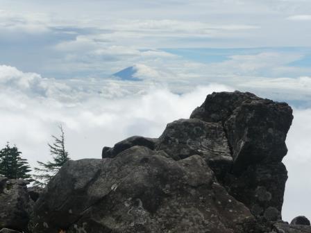 10:45　前三ツ頭より　雲海と右半分に雲のかかった富士山