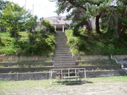 旧増冨中学校　２　玄関へと続く階段
