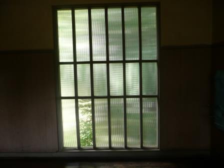 旧増冨中学校　４　ガラス窓　１