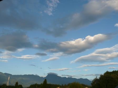 朝６時、南アルプスにかかった雲