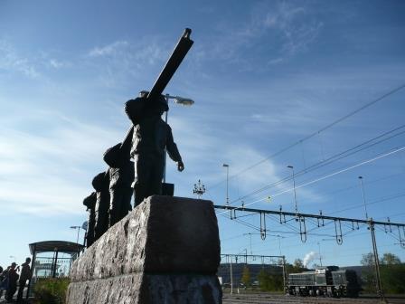 9:20キルナ駅　レールを運ぶ労働者の銅像