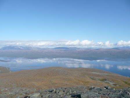 12:00　ニューラ山頂より　雲を映したNJAKAJAURE湖